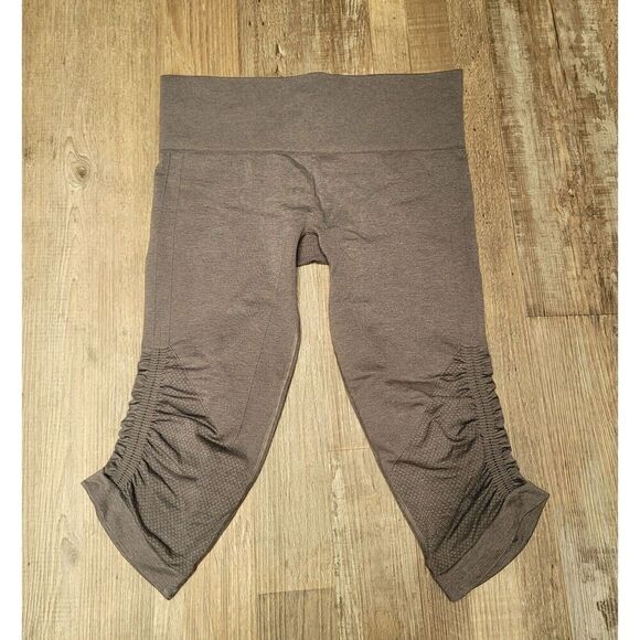 Lululemon Capri Leggings Ruched Sides Plain Solid Gray Grey Mid Rise Size 8 - Picture 2 of 5